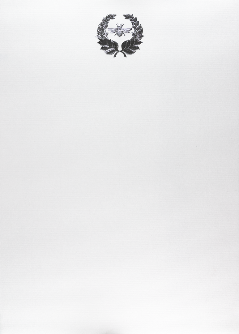 Producto Ready to wear/Listo para llevar - Hoja Media Carta (21.5 x 14 cm) Modelo ABEJA CORONA LAURELES en grabado artistístico en alto relieve con pelicula de foil brillante. Todo elaborado artesanalmente a mano por nuestro equipo de grabadores profesionales. En papeles de alta calidad lisos o texturizados. Hecho a mano en México
Paquete con 10 piezas