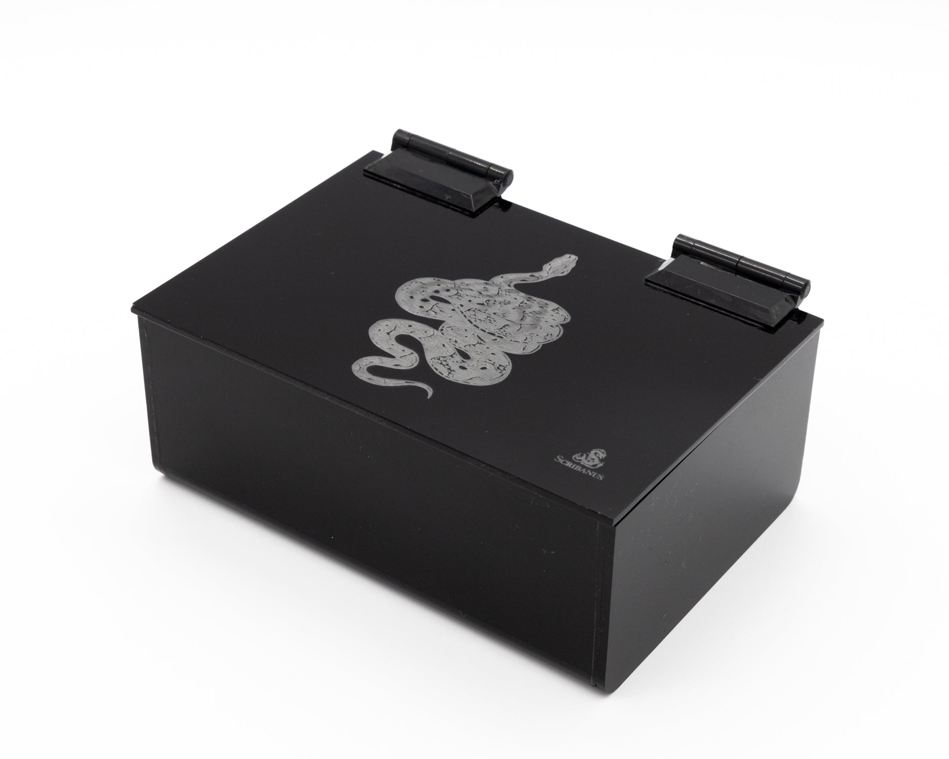 Producto Ready to wear/Listo para llevar - Caja acrilico Bisagras de 23 x 23 x 3 cm Modelo SERPIENTE LUX CHICA Contenido : 15 tarjetas chicas dobles blancas 15 soobres chicss blancos 10 tarjetas mini dobles 10 sobres mini filo. Elaboradas en grabado artistístico en alto relieve con tinta. Todo elaborado artesanalmente a mano por nuestro equipo de grabadores profesionales, en papeles de alta calidad lisos o texturizados. Hecho a mano en México. Caja con 50 piezas