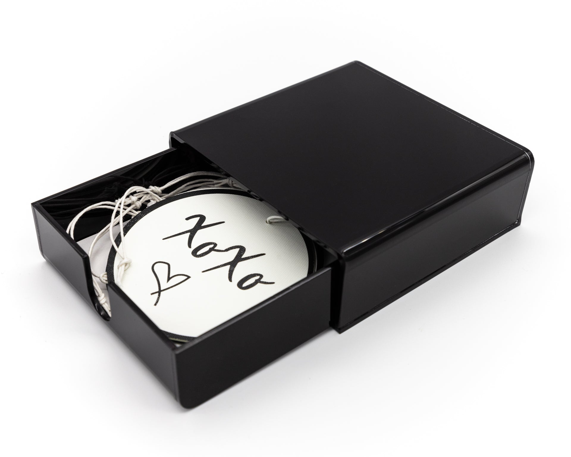 Producto Ready to wear/Listo para llevar - Caja acrilico de cm Modelo MEDALLONES PENSAMIENTOS Contenido : 24 Medallones surtido con las siguientes frases Love, Thinking of you, Xox, Big Hug. Elaborados en Impresión digital. Refinado a mano, en papeles de alta calidad lisos o texturizados. Hecho a mano en México. Caja con 24 piezas.