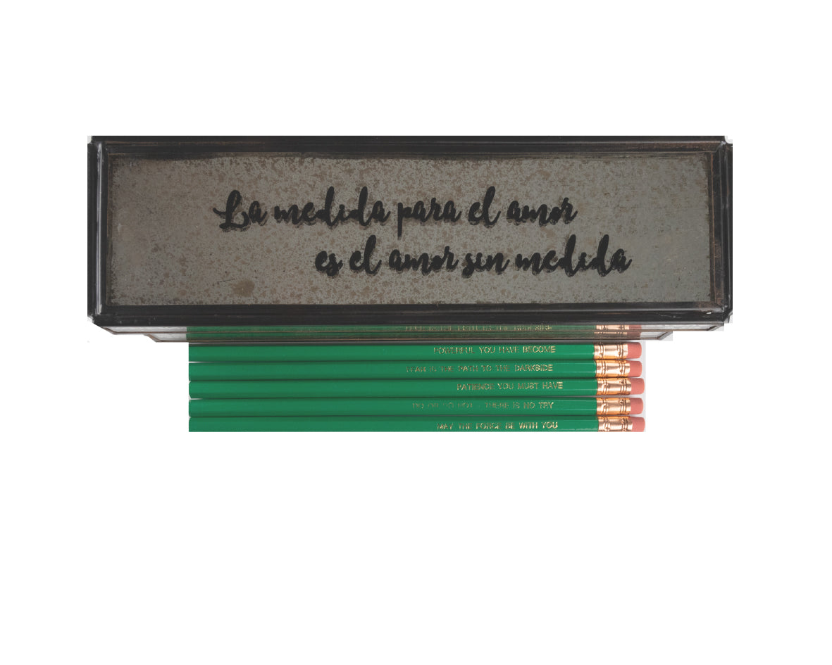 Producto Ready to wear/Listo para llevar - Caja de vidrio con acabado antique y frase "La mediada para el amor es el amor sin medida" Modelo STAR WARS Caja con 5 lápices.