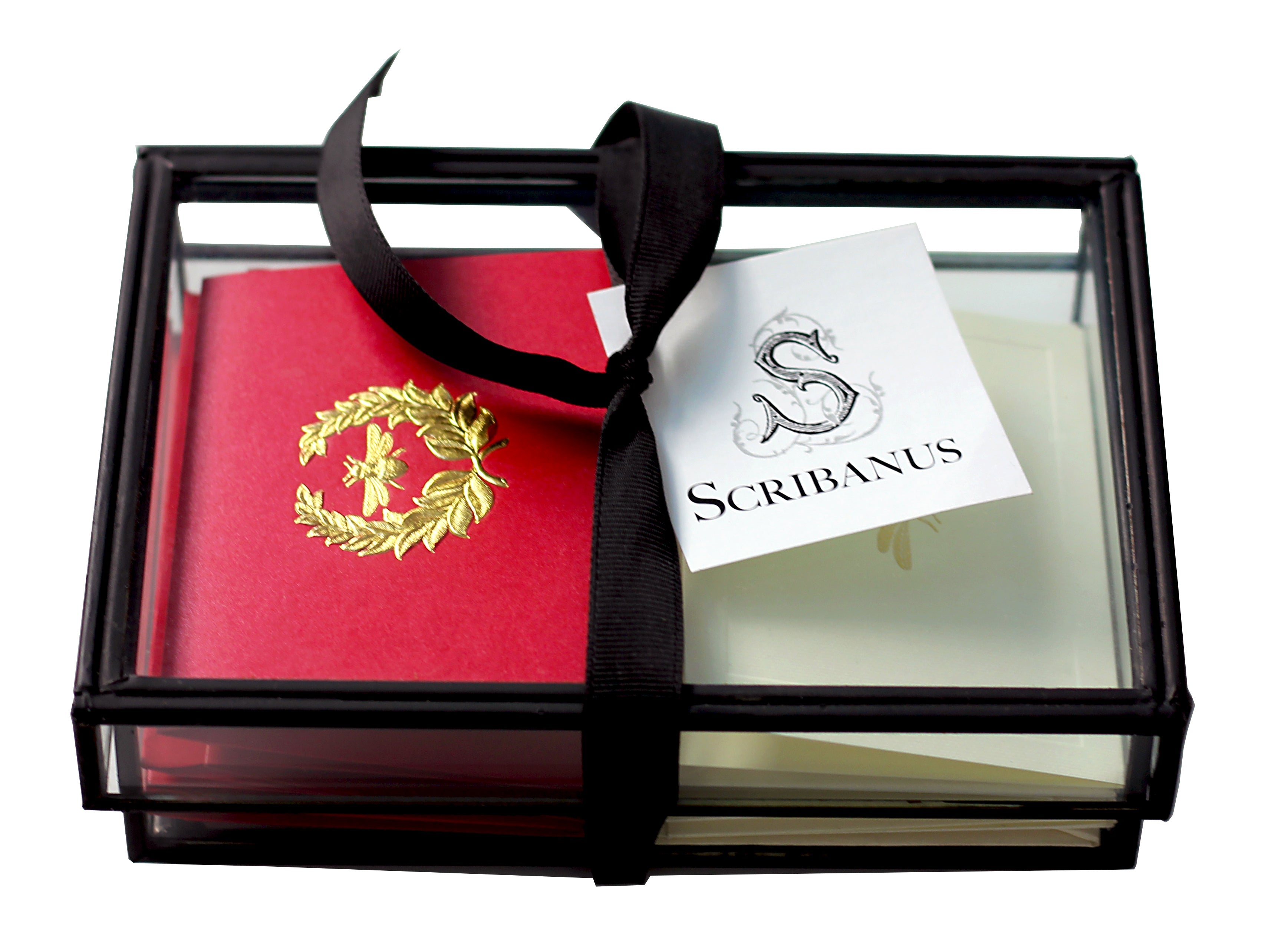 Producto Ready to wear/Listo para llevar - Caja Vidrio Chica de 13 x 18 x 5 cm Modelo ABEJA LAUREL ABEJA Contenido : 10 tarjetas chicas dobles 10 sobres chicos forrados. Hecho a mano en México. Caja con 20 piezas