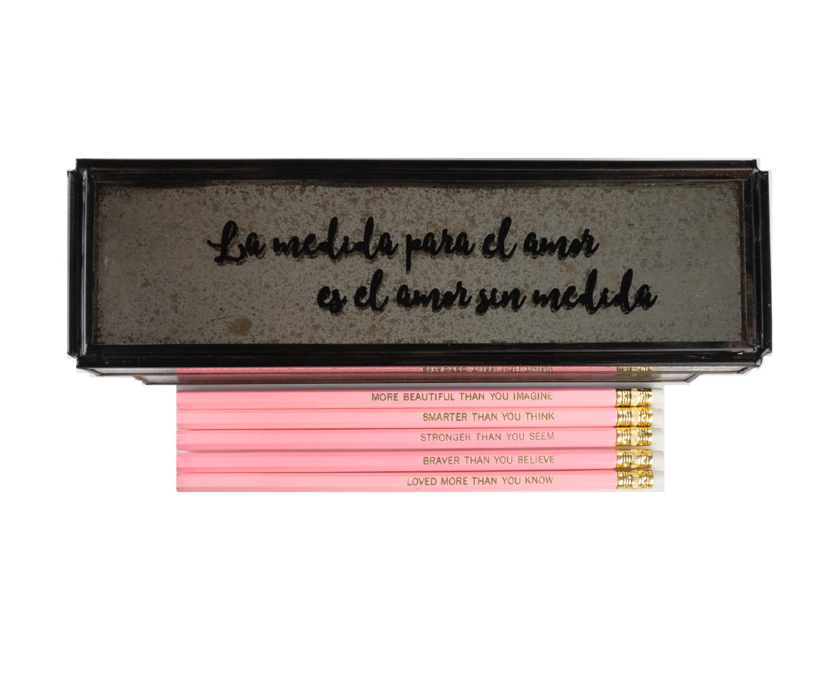 Producto Ready to wear/Listo para llevar - Caja de vidrio con acabado antique y frase "La mediada para el amor es el amor sin medida" Modelo WINNIE POOH Caja con 5 lápices.