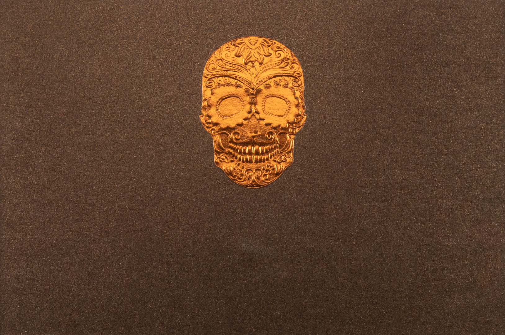 Producto Ready to wear/Listo para llevar -Tarjeta Mediana Sencilla (13.5 x 9 cm) Tarjeta ideal para esa nota que quieres escribir ya sea para agradecer, o simplemete comunicar algún pensamiento. Modelo CATRIN en grabado artistístico en alto relieve con pelicula de foil brillante. Todo elaborado artesanalmente a mano por nuestro equipo de grabadores  profesionales. En papeles de alta calidad lisos o texturizados. Hecho a mano en México
Paquete con 10 piezas