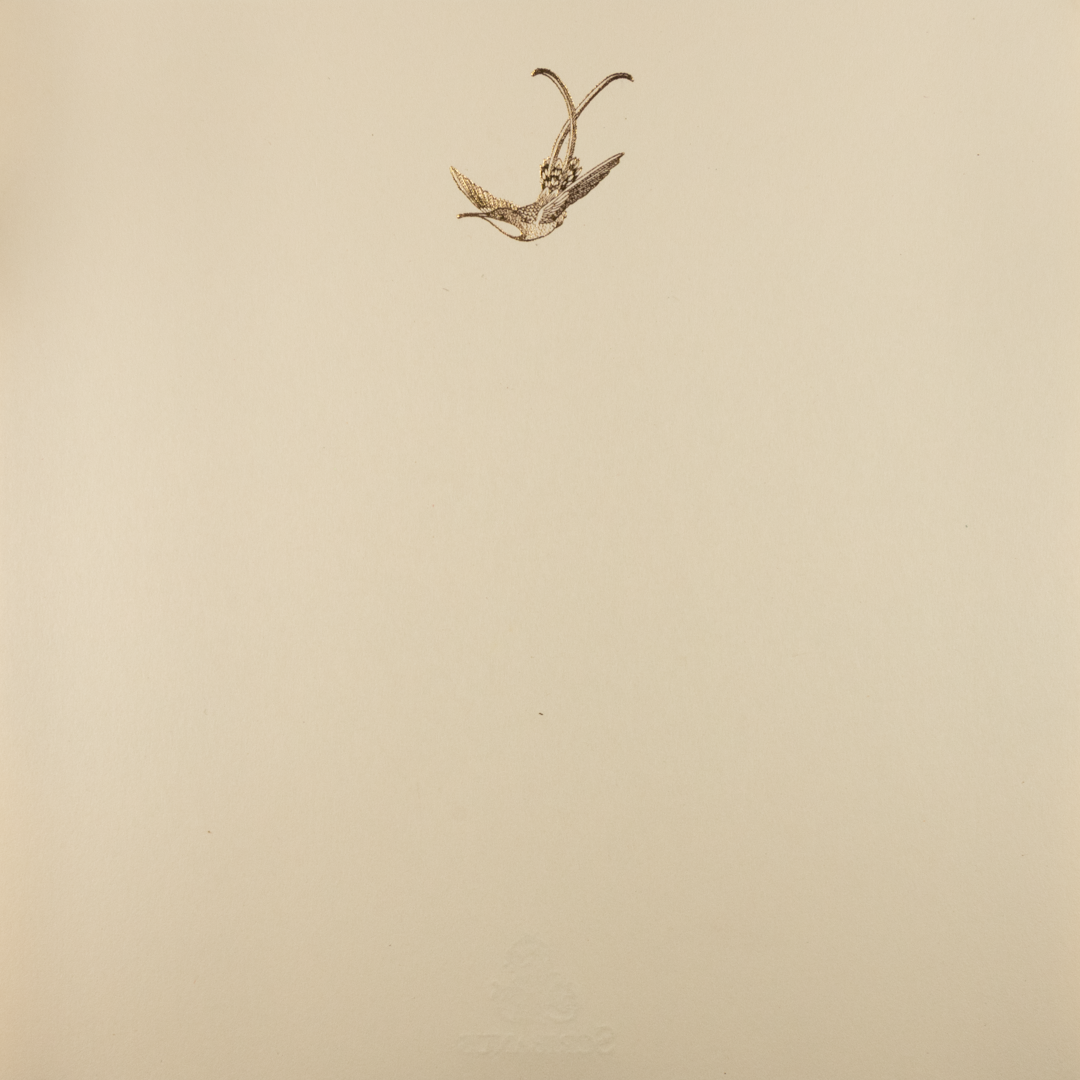 Producto Ready to wear/Listo para llevar - Grande Sencilla (15 x 15 cm) Modelo COLIBRê en Hot Stamping. Todo elaborado artesanalmente a mano por nuestro equipo de grabadores profesionales. En papeles de alta calidad lisos o texturizados. Hecho a mano en México Paquete con 10 piezas.