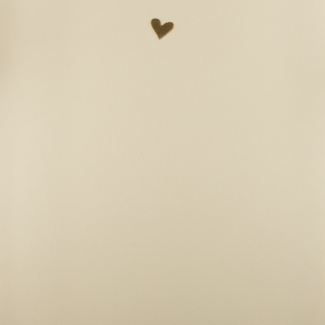 Producto Ready to wear/Listo para llevar - Tarjeta  Grande Sencilla (15 X 15 cm) Modelo CORAZîN en grabado artístico en alto relieve con tintas metálicas brillantes. Todo elaborado artesanalmente a mano por nuestro equipo de grabadores  profesionales. En papeles de alta calidad lisos o texturizados. Hecho a mano en México Paquete con 10 piezas.