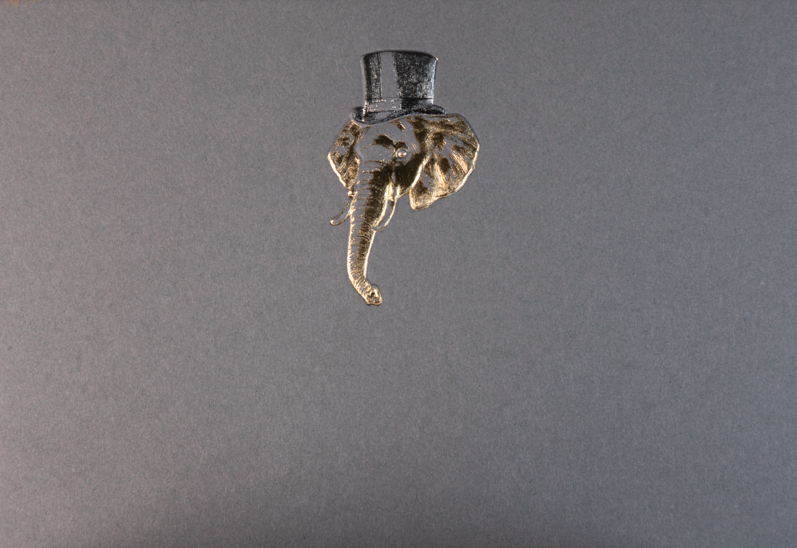 Producto Ready to wear/Listo para llevar -Tarjeta Mediana Sencilla (13.5 x 9 cm) Modelo ELEFANTE SOMBRERO DE COPA en grabado artistístico en alto relieve con película de foil brillante. Todo elaborado artesanalmente a mano por nuestro equipo de grabadores profesionales. En papeles de alta calidad lisos o texturizados. Hecho a mano en México
Paquete con 10 piezas