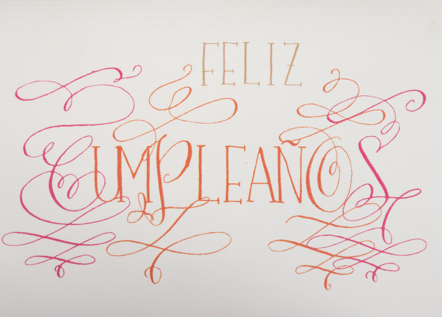 Producto Ready to wear/Listo para llevar - Tarjeta Mediana Doble (12 x 9 cm) Modelo GARIGOL FELIZ CUMPLE„OS en Impresión Digital. Plecado y refinado artesanalmente a mano. En papeles de alta calidad lisos o texturizados. Hecho a mano en México Paquete con 10 piezas.