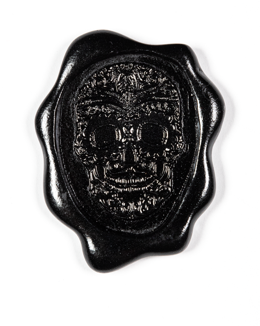 Producto Ready to wear/Listo para llevar - Lacre de resina de 5cm Modelo CATRêN. Todo elaborado artesanalmente a mano por nuestro equipo de artesanos profesionales. Hecho a mano en México 10 Pieza.