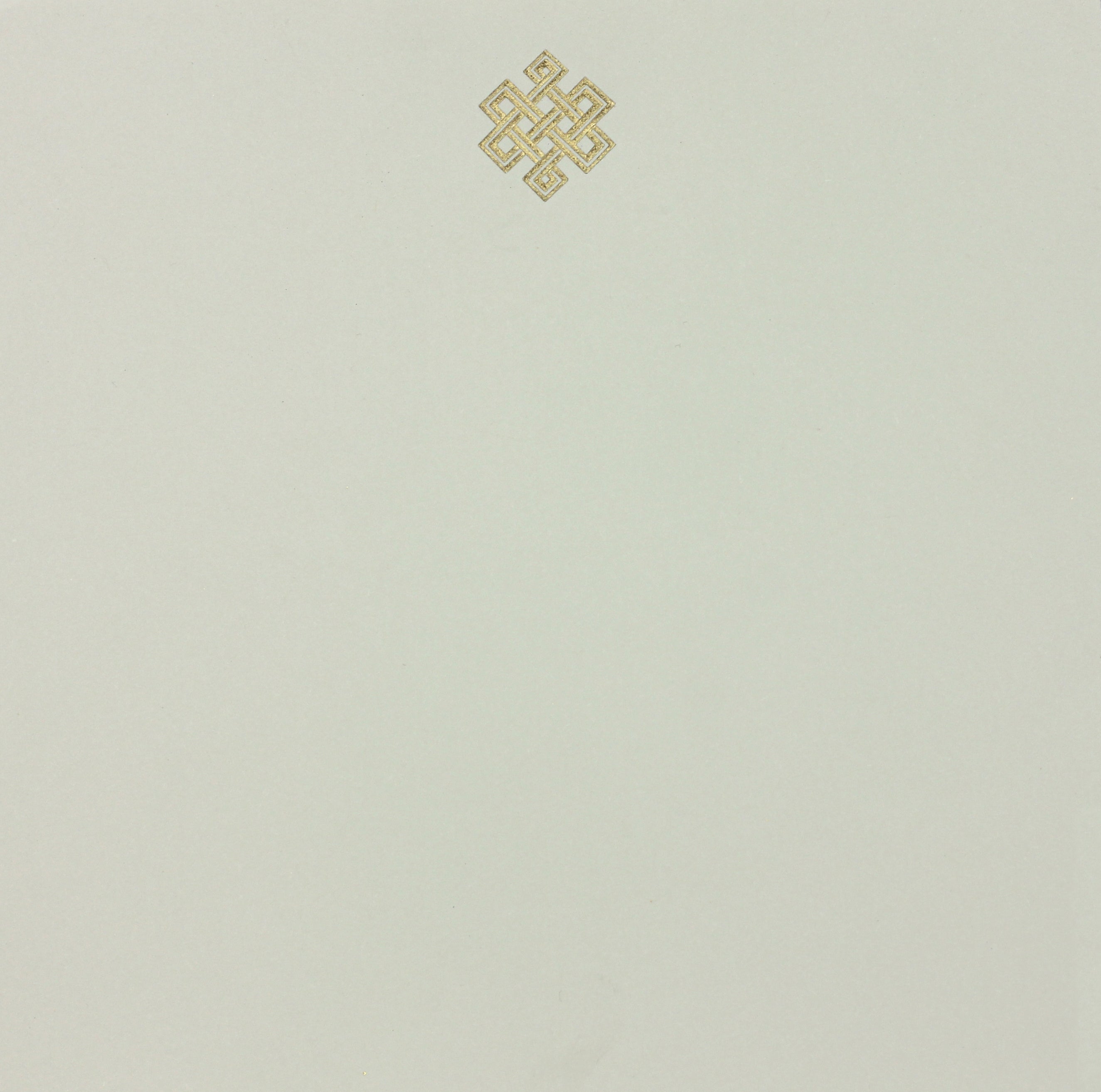 Producto Ready to wear/Listo para llevar - Tarjeta Grande Sencilla (15 X 15 cm) Modelo NUDO INFINITO en grabado artístico en alto relieve con tintas metálicas brillantes. Todo elaborado artesanalmente a mano por nuestro equipo de grabadores profesionales. En papeles de alta calidad lisos o texturizados. Hecho a mano en México Paquete con 10 piezas.