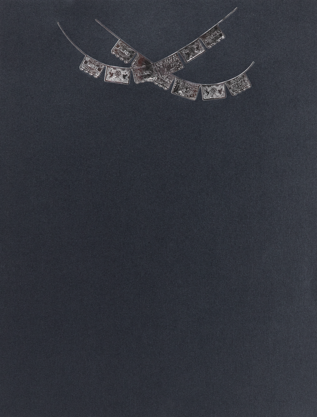 Producto Ready to wear/Listo para llevar -Hoja Carta (21.5 x 28cm) Modelo PAPEL PICADO en grabado artistístico en alto relieve con pelicula de foil brillante. Todo elaborado artesanalmente a mano por nuestro equipo de grabadores  profesionales. En papeles de alta calidad lisos o texturizados. Hecho a mano en México
Paquete con 10 piezas