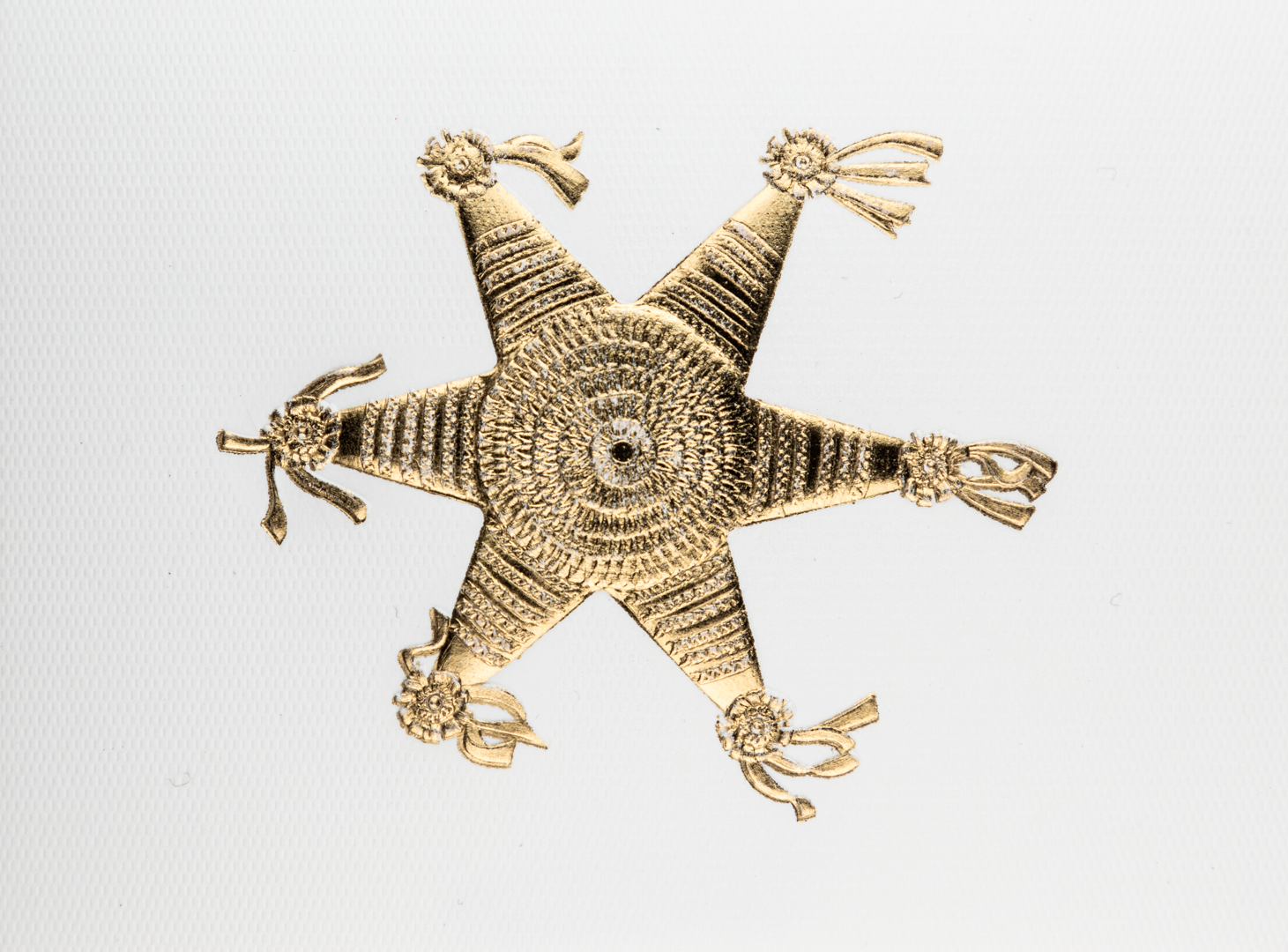 Producto Ready to wear/Listo para llevar -Tarjeta Adherible Chica Doble (10 x 7.5 cm) Modelo PI„ATA en grabado artistístico en alto relieve con pelicula de foil brillante. Todo elaborado artesanalmente a mano por nuestro equipo de grabadores  profesionales. En papeles de alta calidad lisos o texturizados. Hecho a mano en México
Paquete con 10 piezas