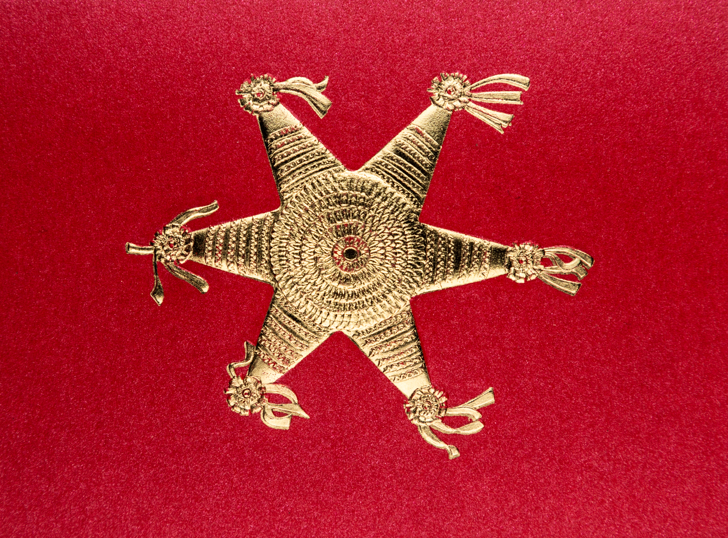 Producto Ready to wear/Listo para llevar -Tarjeta Chica Doble (10 x 7.5 cm) Tamaño Recepción- El Tamaño sugerido para tarjetas de regalos, así como para agradecimientos Modelo PI„ATA en grabado artistístico en alto relieve con pelicula de foil brillante. Todo elaborado artesanalmente a mano por nuestro equipo de grabadores profesionales. En papeles de alta calidad lisos o texturizados. Hecho a mano en México
Paquete con 10 piezas