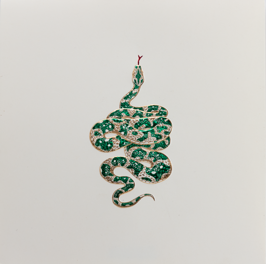 Producto Ready to wear/Listo para llevar -Tarjeta Grande Doble (15 x 15 cm) Modelo SERPIENTE en grabado artistístico en alto relieve con peíicula de foil brillante. Todo elaborado artesanalmente a mano por nuestro equipo de grabadores profesionales. En papeles de alta calidad lisos o texturizados. Hecho a mano en México
Paquete con 10 piezas