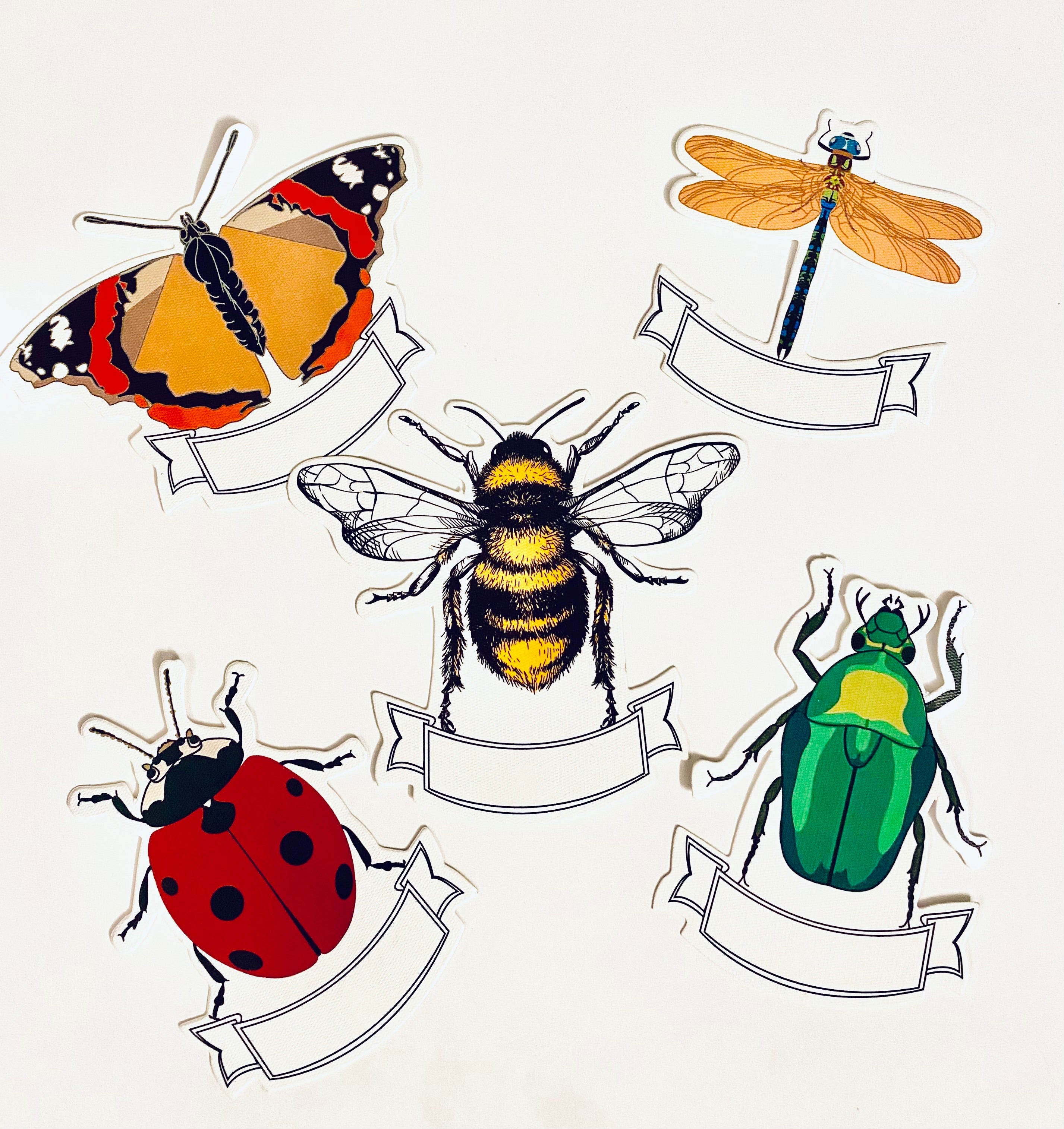 Producto Ready to wear/Listo para llevar - Surtido tarjetas de lugares- Place cards, 25 tarjetas Modelo INSECTOS 5 tarjetas Abeja, 5 Catarina, 5 Escarabajo, 5 Libélula, 5 Mariposa