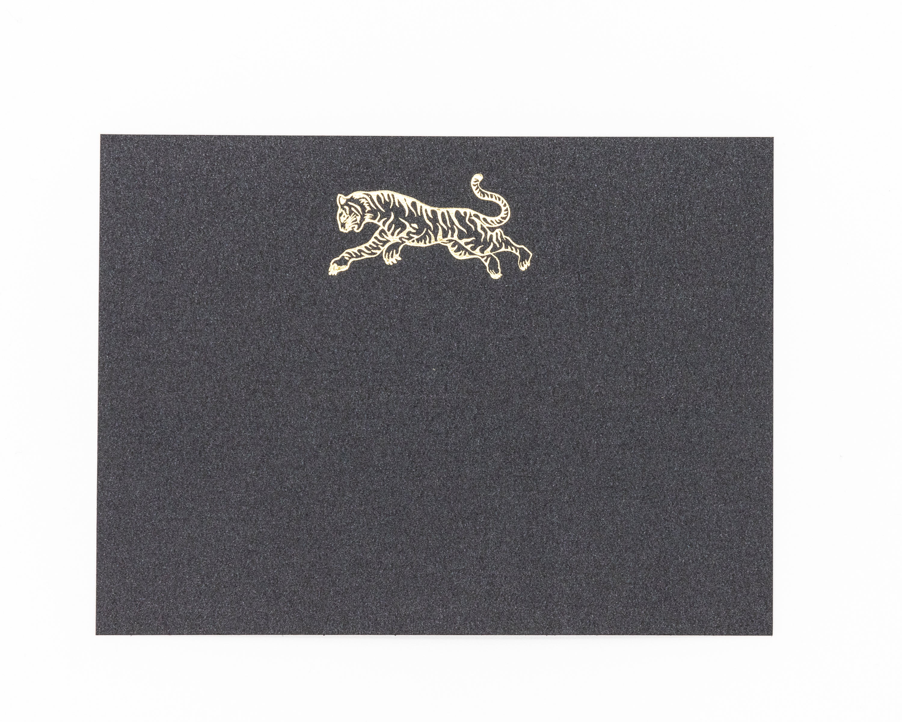 Producto Ready to wear/Listo para llevar - Mediana Sencilla (13.5 x 9 cm) Modelo TIGRE en Hot Stamping. Todo elaborado artesanalmente a mano por nuestro equipo de grabadores profesionales. En papeles de alta calidad lisos o texturizados. Hecho a mano en México Paquete con 10 piezas.