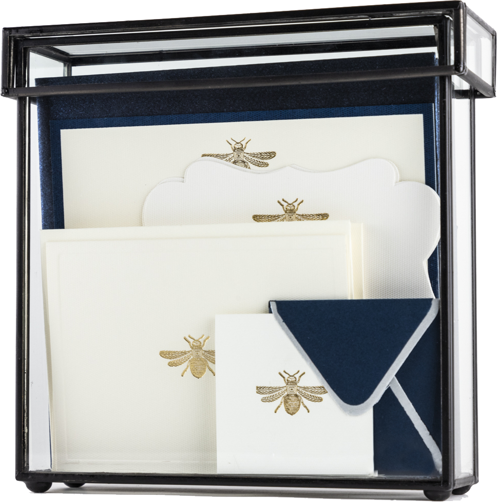 Producto Ready to wear/Listo para llevar - Caja Vidrio Alta de 18 x 18 x 5 cm Modelo ABEJA. Contenido : 4 tarjetas grandes marco 4sobres grandes 4tarjetas medianas marco 4sobres medianos 4 tarjetas medianas doble 4sobres medianos cuadrados sencillos 4tarjetas mini doble 4 sobres mini doble. Hecho a mano en México. Caja con 36 piezas