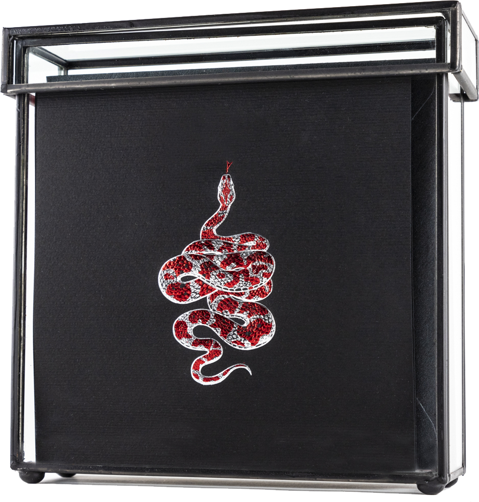 Producto Ready to wear/Listo para llevar - Caja Vidrio Alta de 18 x 18 x 5 cm Modelo SERPIENTE Contenido : 10 tarjetas grandes sencilla 4 sobres grandes. Elaboradas en grabado artistístico en alto relieve con pelicula de foil brillante. Todo elaborado artesanalmente a mano por nuestro equipo de grabadores profesionales, en papeles de alta calidad lisos o texturizados. Hecho a mano en México. Caja con 20 piezas