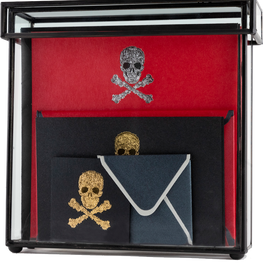 Producto Ready to wear/Listo para llevar - Caja Vidrio Alta de 18 x 18 x 5 cm Modelo CALAVERA. Contenido : 4 tarjetas grandes sencilla 4 sobres grandes  2 tarjetas medianas sencillas 2 sobres medianos 2 tarjetas chicas doble 2 sobres chicos sencillos, 4 tarjetas mini doble 4 sobres mini doble.  Hecho a mano en México. Caja con 24 piezas        